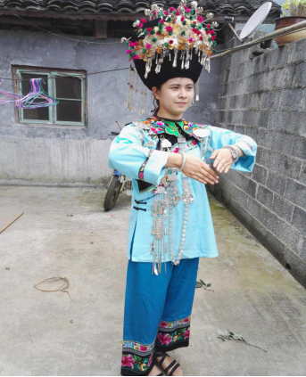 成员试穿整套新娘苗服,赞叹不已