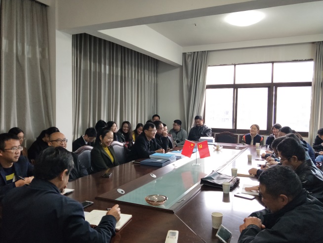 图为:吉首市二中实习中期检查会议现场