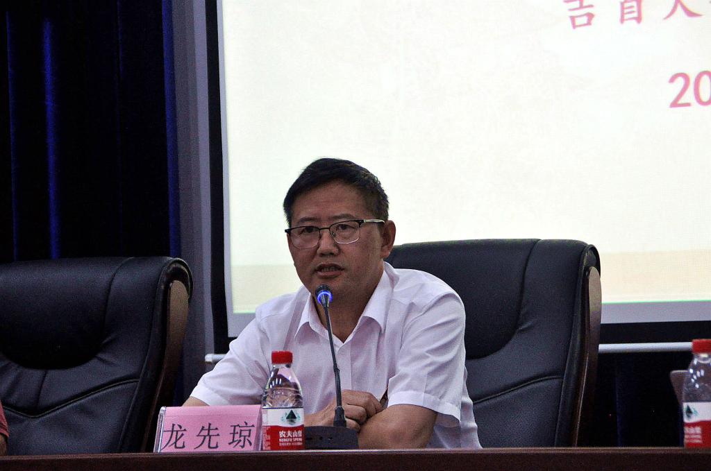 图为龙先琼副校长讲话
