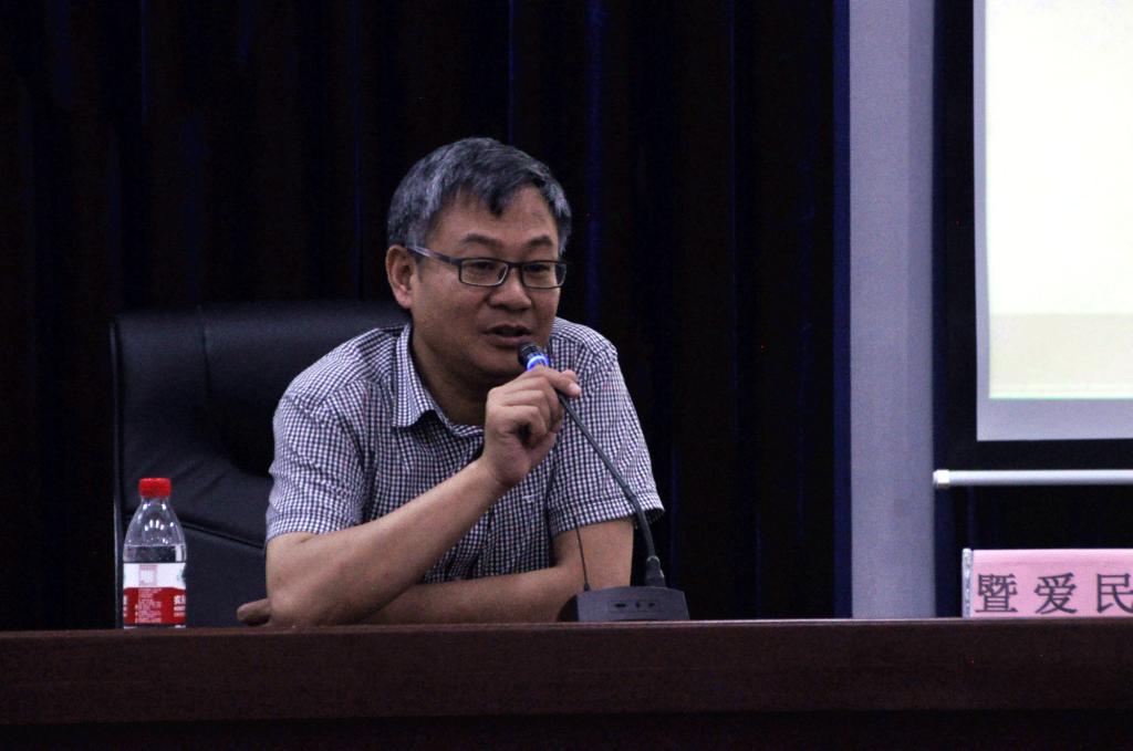 图为暨爱民副院长主持开幕式